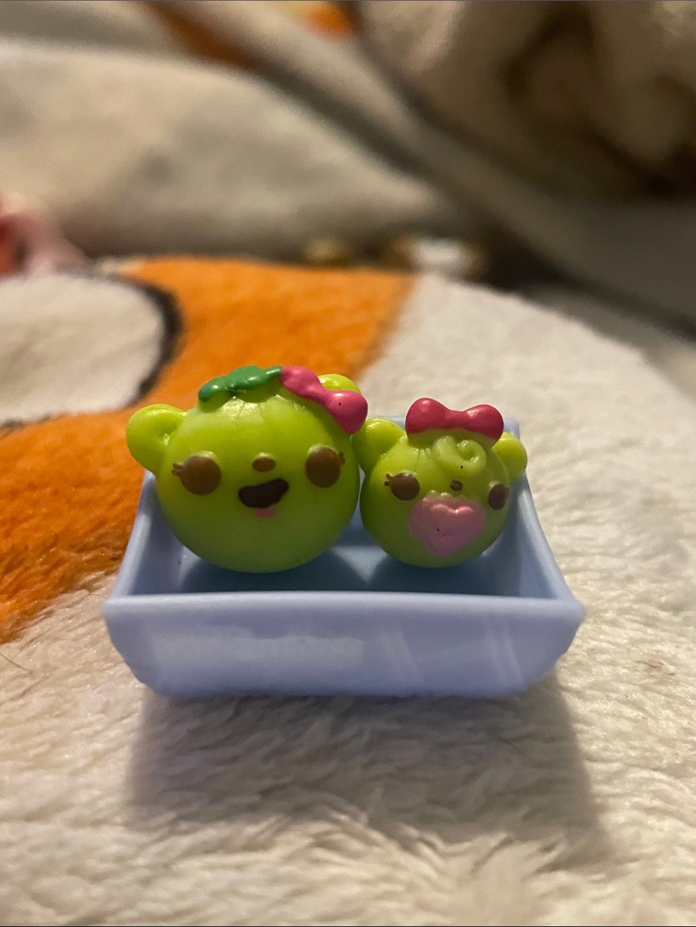 Baby pea and sister pea num noms
